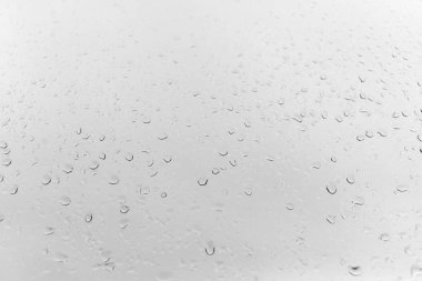 Su bardağa düşer.