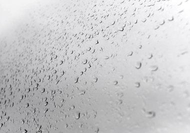 Su bardağa düşer.