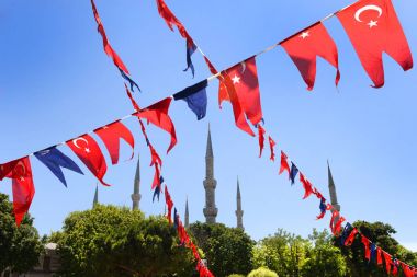 Türk bayrakları ve Minare, Sultan Ahmed Camii (Sultanahmet Camii) Istanbul, Türkiye