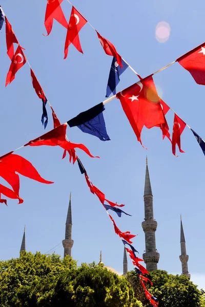 Banderas y minaretes turcos, Mezquita Sultan Ahmed (Mezquita azul) Estambul, Turquía — Foto de Stock