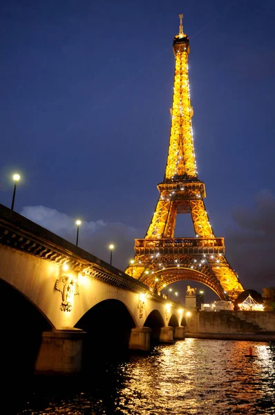 PARIS - 03 de abril de 2009: Vista da Torre Eiffel Light Beam Show . — Fotografia de Stock