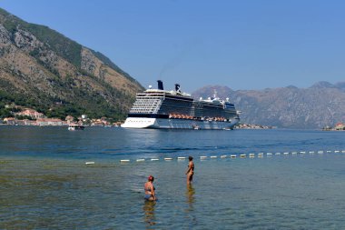 Kotor Koyu'ndaki görüntülemek ve cruise lüks gemi, Karadağ