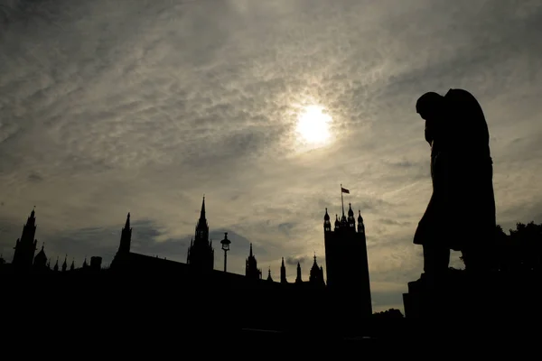 Черчілль статуї і парламент силуети, Вестмінстер, Лондон, Великобританія. — стокове фото