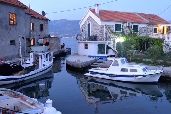 Village traditionnel au bord de la mer Adriatique, près de la ville de Tivat, Monténégro — Photo