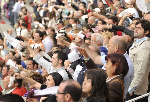 Un pueblo en la arena Plaza de Toros de Las Ventas en Madrid . — Foto de Stock