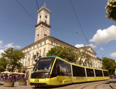 Lviv, Ukrayna. Kule çarşı Meydanı'nda elektron tramvay ve Lviv Belediye Binası