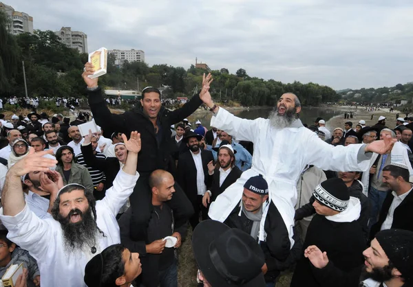 Orthodox Jewish pilgrims celebrating Rosh Hashanah, the Jewish New Year in Uman, Ukraine. — Stock Photo, Image