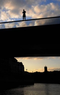 Nehre, Paris, Fransa, atlama önce köprüde duran adam