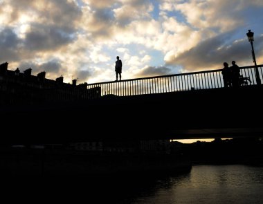 Nehre, Paris, Fransa, atlama önce köprüde duran adam