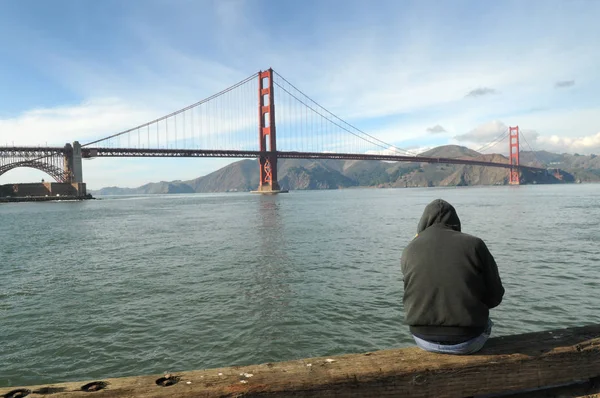 Un uomo solitario seduto vicino al Golden Gate Bridge, San Francisco, California, USA — Foto Stock