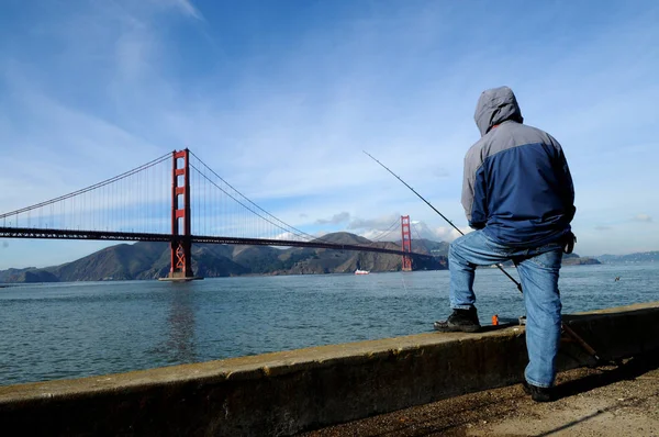 Un uomo pesca vicino Golden Gate Bridge a San Francisco, California, Stati Uniti d'America — Foto Stock