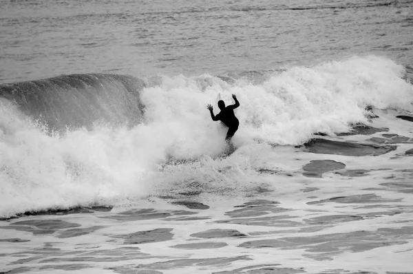 Ein surfer, der oben auf einer welle am fort point von san francisco reitet, san francisco bay, kalifornien, usa — Stockfoto