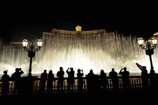 La gente mira la vista nocturna de la fuente de Bellagio, Las Vegas, Nevada, EE.UU. — Foto de Stock