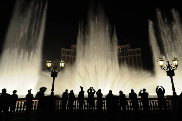 La gente mira la vista nocturna de la fuente de Bellagio, Las Vegas, Nevada, EE.UU. — Foto de Stock