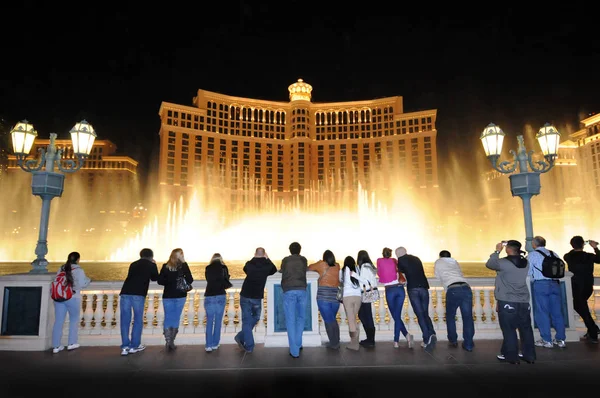 La gente mira la vista nocturna de la fuente de Bellagio, Las Vegas, Nevada, EE.UU. — Foto de Stock