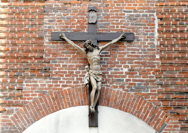 Crucifix sur le mur de briques. Jésus Christ sur la croix. Religieux, croyance et espoir. Lieux saints et sacrés . — Photo
