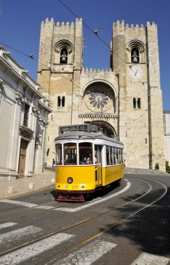  Ünlü sarı tramvay 12 geçen Lizbon Santa Maria katedral önünde.