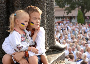  Şehir Merkezi Lviv Ukrayna'nın Bağımsızlık günü kutlamaları sırasında çocuklarda.