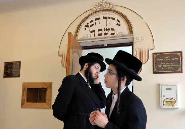 Piligrims of ultra-orthodox Jews in Belz town, Lviv region. — Stock Photo, Image