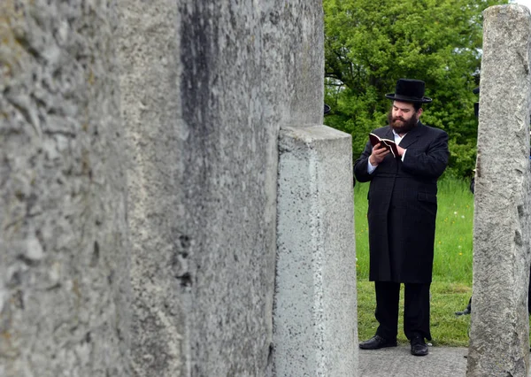 Judeus ultra-ortodoxos rezaram em túmulos de Tazdikim na cidade de Belz, região de Lviv — Fotografia de Stock