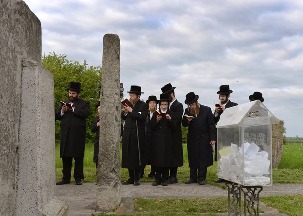 Judíos ultraortodoxos oraron sobre tumbas de Tazdikim en la ciudad de Belz, región de Lviv — Foto de Stock