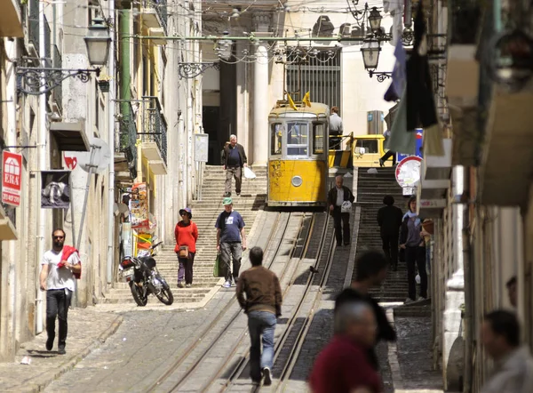 リスボンのケーブルカーのトラム. — ストック写真