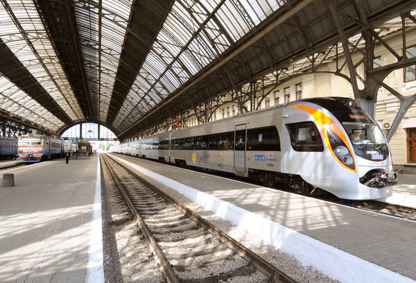 Поезд Hyundai Rotem на железнодорожном вокзале во Львове
