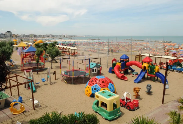 Dětské hřiště na pláži v Misano Adriatico, Cattolica, Emilia Romagna, Itálie — Stock fotografie