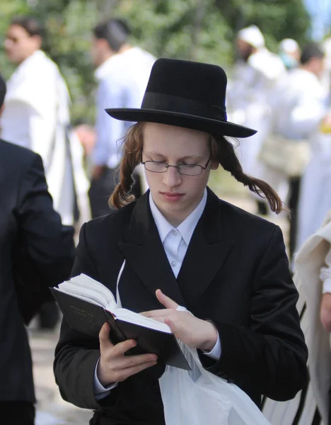 Pèlerins juifs orthodoxes lors de la célébration Rosh Hashanah, le Nouvel An juif à Uman, Ukraine . — Photo