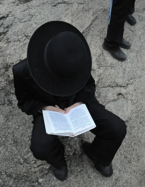 Peregrinos judíos ortodoxos durante la celebración de Rosh Hashaná, el Año Nuevo Judío en Uman, Ucrania . —  Fotos de Stock