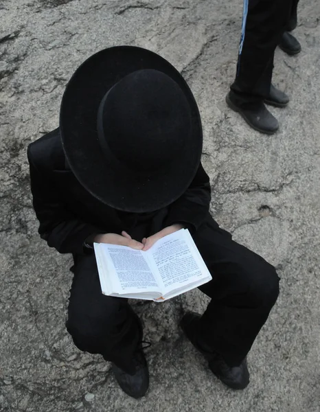 Ortodoxa judiska pilgrimer under den firar Rosh Hashana, det judiska nyåret i Uman Ukraina. — Stockfoto