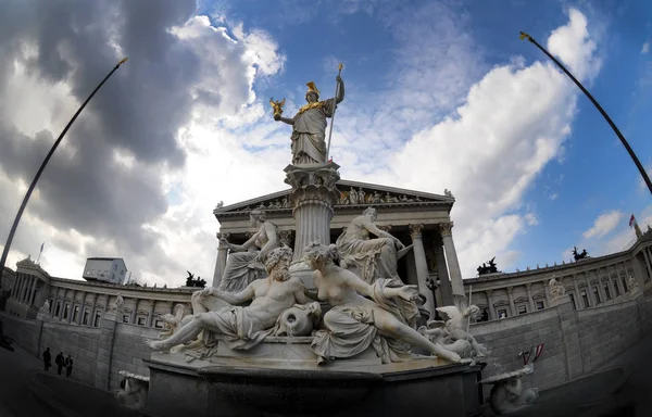 Edificio del Parlamento austriaco y Fuente Atenea, Viena, Austria — Foto de Stock