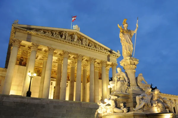 Edificio del Parlamento austriaco y Fuente de Atenea por la noche, Viena, Austria — Foto de Stock