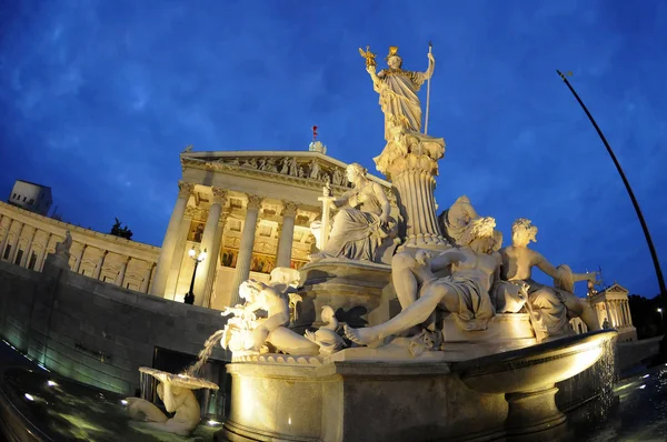 Edificio del Parlamento austriaco y Fuente de Atenea por la noche, Viena, Austria — Foto de Stock