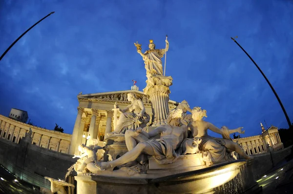 Edificio del Parlamento austriaco y Fuente de Atenea por la noche, Viena, Austria — Foto de Stock