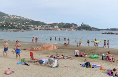 San Terenzo, Lerici beach, ile yıkananlara insanların bir Haziran günü kalabalık.