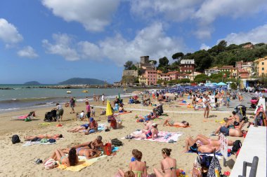 San Terenzo, Lerici beach, ile yıkananlara insanların bir Haziran günü kalabalık.