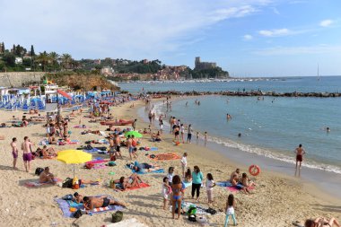 San Terenzo, Lerici beach, ile yıkananlara insanların bir Haziran günü kalabalık.