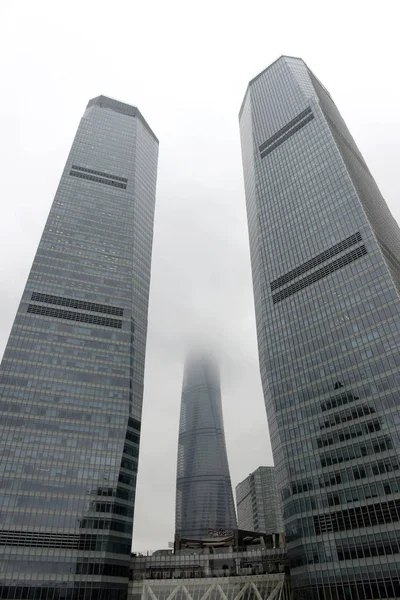 Lujiazui district, felhők, köd, Pudong, Shanghai — Stock Fotó