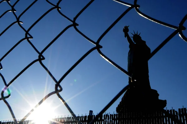 Vrijheidsbeeld, silhouet over het hek, New York City, Ny, Verenigde Staten — Stockfoto