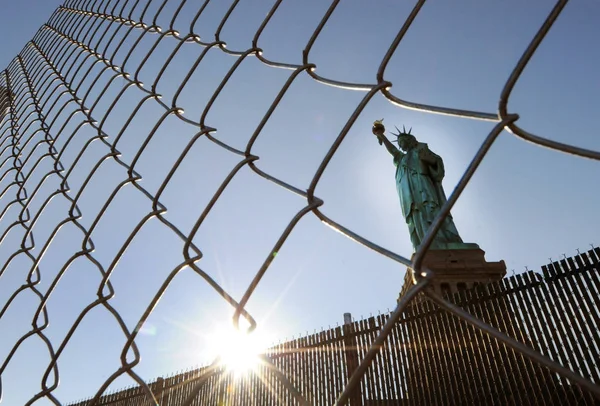 Freiheitsstatue Über Dem Zaun New York City Usa — Stockfoto