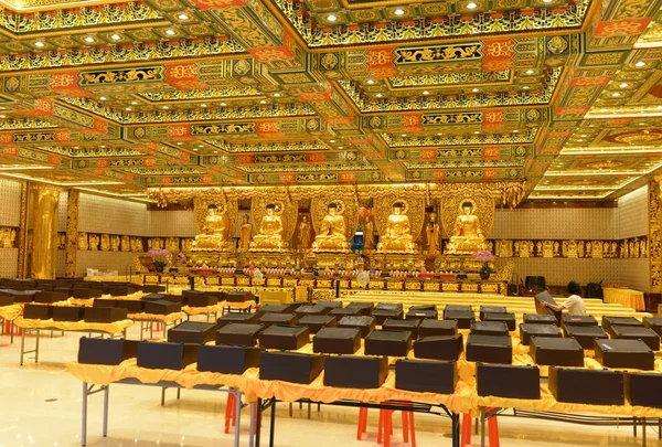 Grande Salão de Dez Mil Budas templo na Ilha Lantau. Hong Kong — Fotografia de Stock