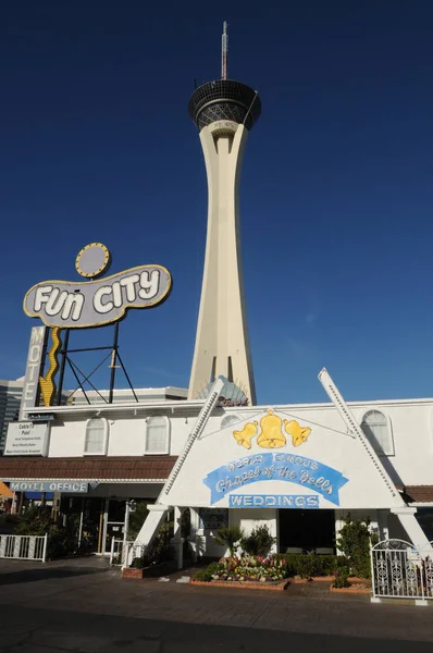 Icono de Las Vegas, Capilla de las Campanas capilla de la boda y estratosfera casino hotel & torre en Las Vegas — Foto de Stock