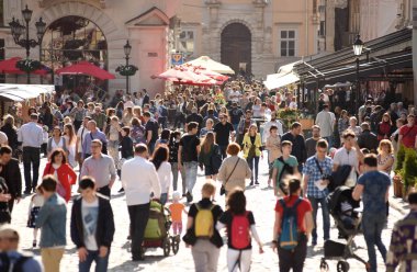 Rynok Meydanı (Pazar Meydanı) Lviv, Ukrayna turist kalabalığından.