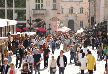 Rynok Meydanı (Pazar Meydanı) Lviv, Ukrayna turist kalabalığından.