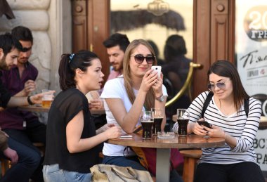 Lviv, Ukrayna (Pazar Meydanı) Rynok meydanında kafede turistler.