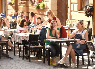 Turistlerin dinlenme kafede güneşli bahar günü Lviv, Ukrayna.