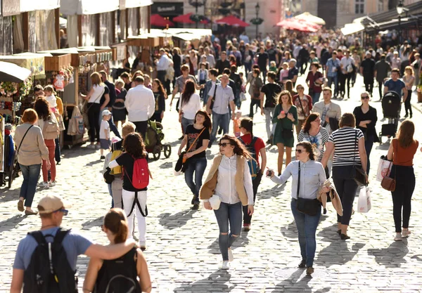 Multidões de turistas na Praça Rynok (Praça do Mercado) em Lviv, Ucrânia . — Fotografia de Stock