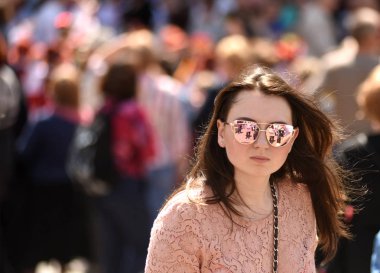 Lviv, Ukrayna - 06 Mayıs 2017: Sungla genç kız portresi