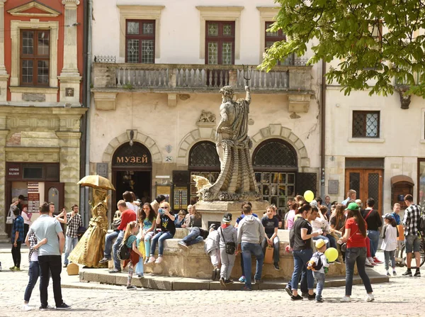 Menschenmassen auf dem Rynok-Platz in Lwiw, Ukraine — Stockfoto